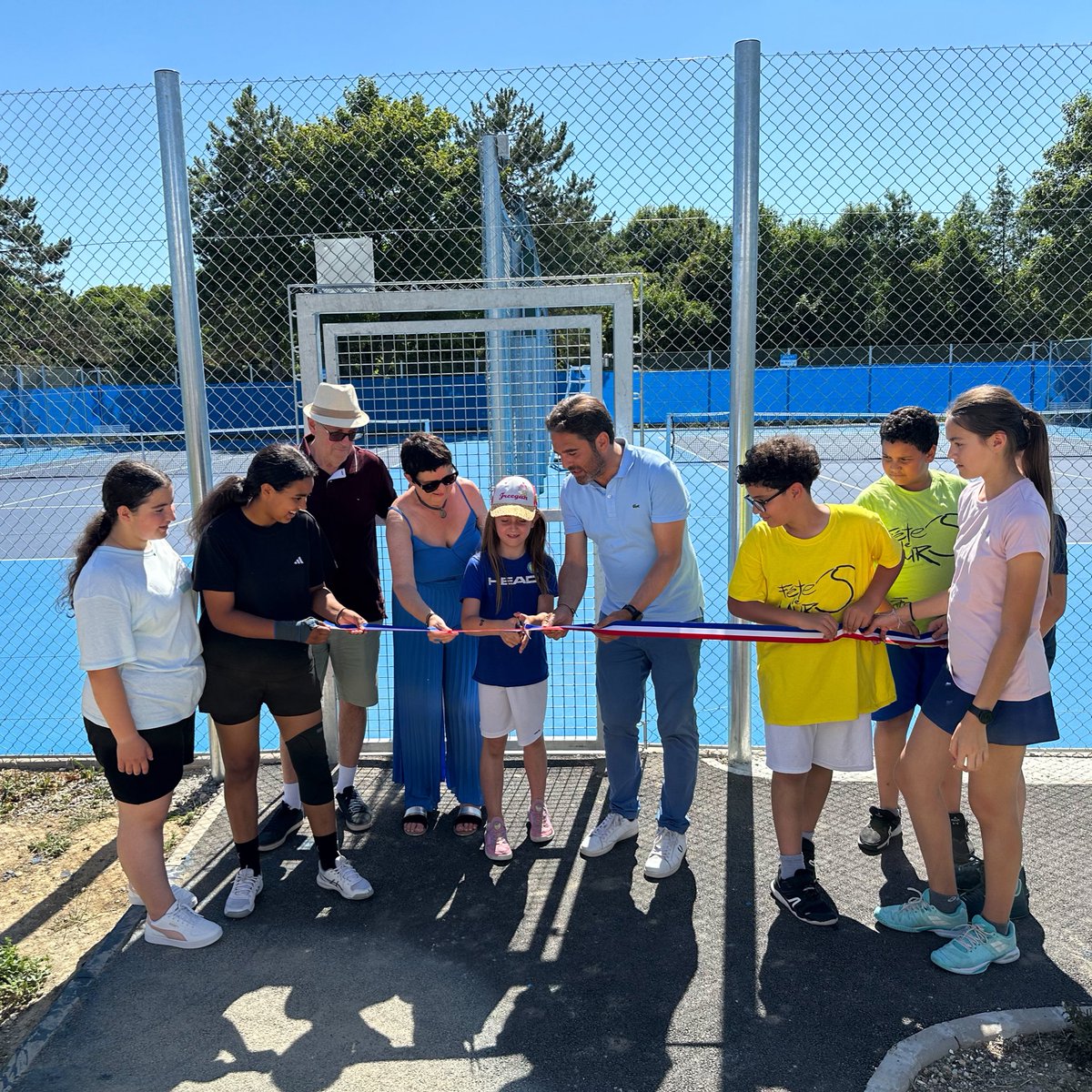 VilledeReims's tweet image. Inauguration des #courts de tennis extérieurs rénovés du #Tennis Club Géo André ! Un nouveau revêtement ou encore de nouveaux éclairages : un équipement sportif de #qualité pour les adhérents du club et les scolaires de la ville.
