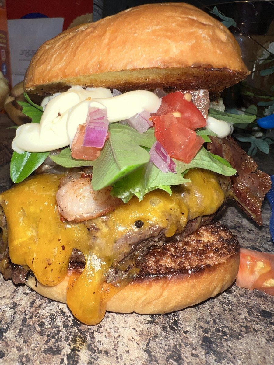 The_DudeNetwork's tweet photo. Mmmmmm Burgerrrrrrr #dudeapproved https://t.co/l3iThb6WcS