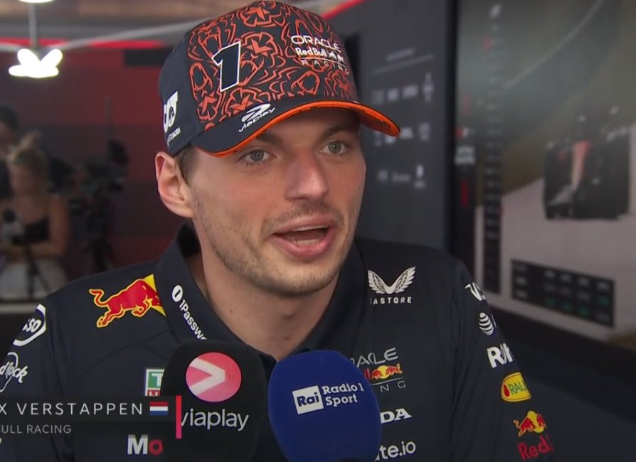 — Tuviste un buen comienzo, ¿y después?
— Entonces ya estaba terminada en la curva tres. 

JAJAJAAJJAAJJJAAJAJ PINCHE MAX