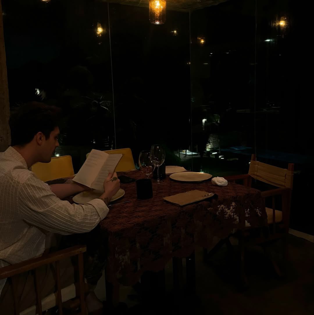 luanspoet's tweet photo. pov: você é casada com o luan santana e essa é sua galeria de fotos https://t.co/DgpGqFLIXO