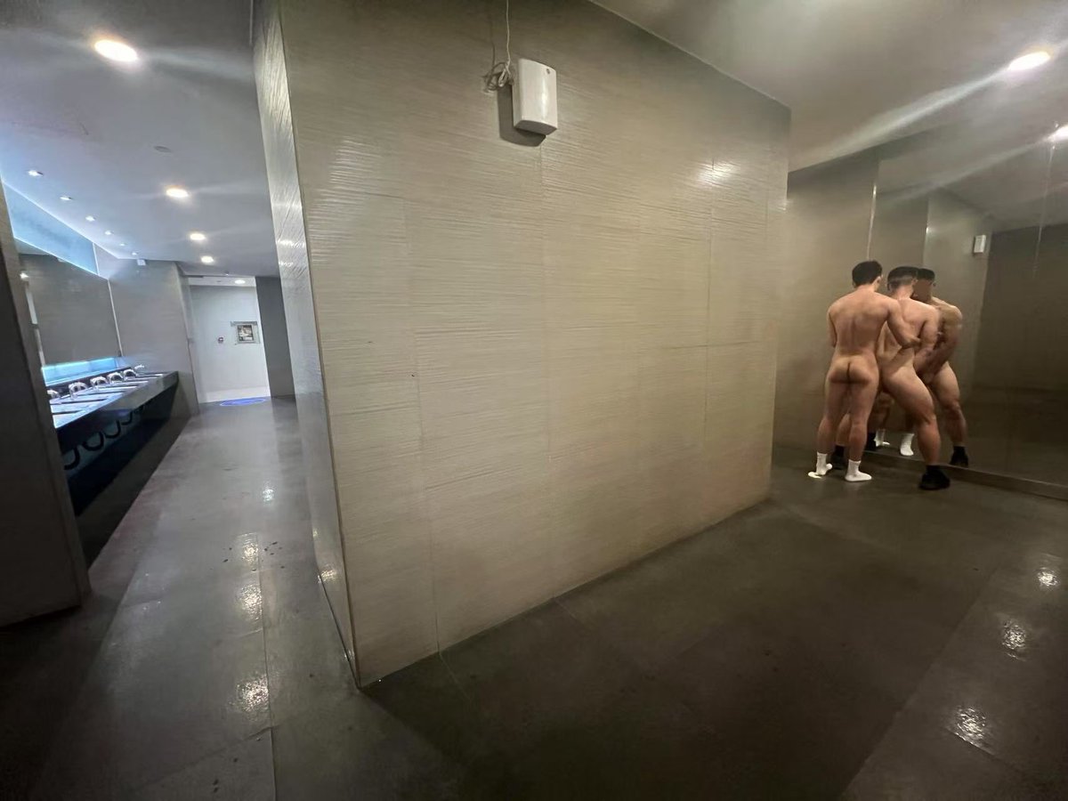 来福士还是有人耍，只是“危险系数”比较高 。容易被撞见 😂 个人不喜欢这个地方～
#成都鸟洞 #口交 #射精 #深喉 #深喉操嘴 #吞精 #人肉飞机杯 #暴露 #野裸 #3p #多人3P #农牛 #插嘴 #口爆 #颜射