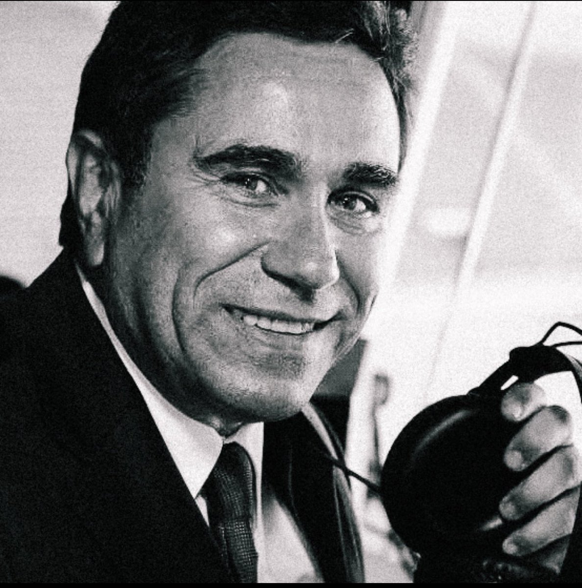 Sabri Ugan’ı spor yayıncılığında bir dönemin sesi, medya camiasında efendilik ve zerafetin sembolü, iyi kalpli, hesapsız, dosdoğru,sıradışı bir insan olarak anacağım.
Ailesi başta olmak üzere tüm sevenleri ve basın dünyasının başı sağ olsun. 
Güle güle güzel adam 🙏