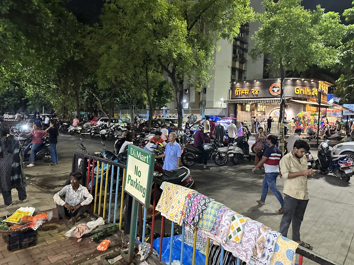 prasadramdas's tweet photo. Rampant parking on the road near Dmart Sector 21 Nerul. Issue raised multiple times. Disaster waiting to happen. @NMMConline @Navimumpolice @NMMCCommr @MeGajananKale https://t.co/m7d3u2ynHP