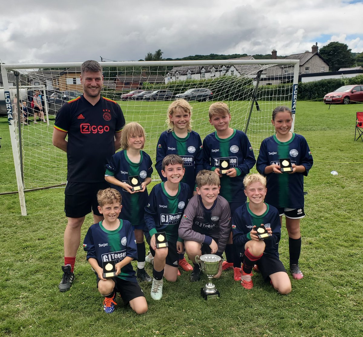 CPDLlanfairDCFC's tweet image. Llongyfarchiadau mawr i chwaraewyr ifanc ni nath ennill yr chystadleuaeth gynradd heddiw yn Rhewl. Diolch i bawb nath gyfrannu heddiw, 3 tim Llanfair llwyddiannus iawn. 🔴🏆⚽️