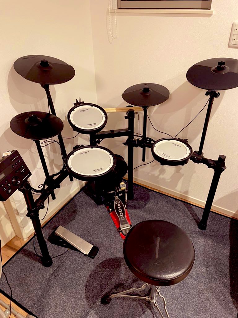 家でドラムが叩ける事が楽しすぎて
時間を見つけては触ってる🥁
めちゃくちゃ飽き性の自分だけど
ドラムだけは10年以上続けてこれたのは
本当に大好きなんだなぁと
今更ながらに実感しております🥁

#全くバウンティ関係なくて笑える
