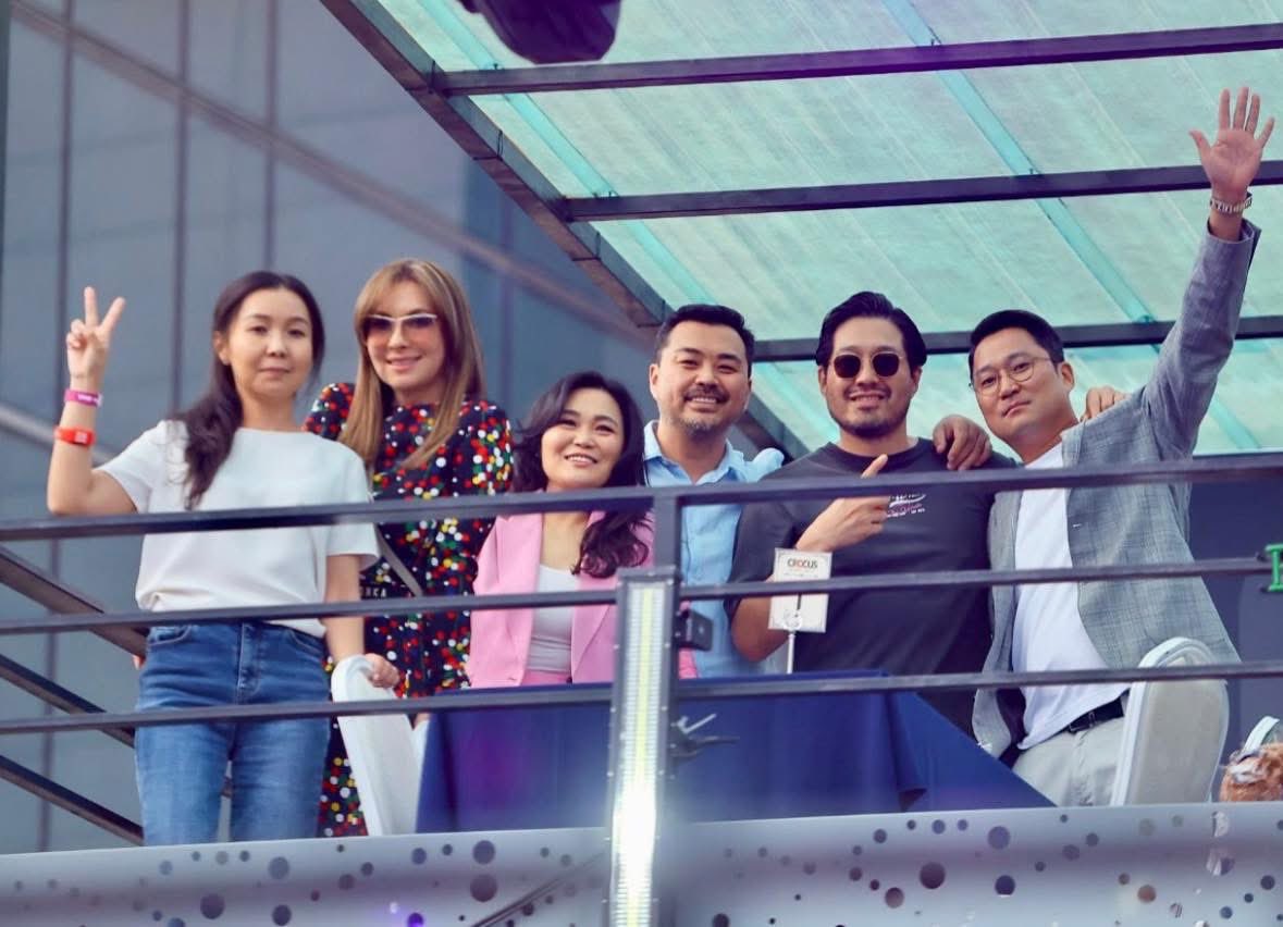 Баячуудын хүүхдүүд. Хүмүүсийг бол боол зарц амьтан гэж хардаг. Өөрсдийнхөө хүрээлэлд байгаа хүмүүсийг л хүн гэж үздэг хөгийн амьтад байдаг даа. Хулгайч ээж аав нарынхаа ачаар их хол явцгааж байгаа элит хэсгийнхэн