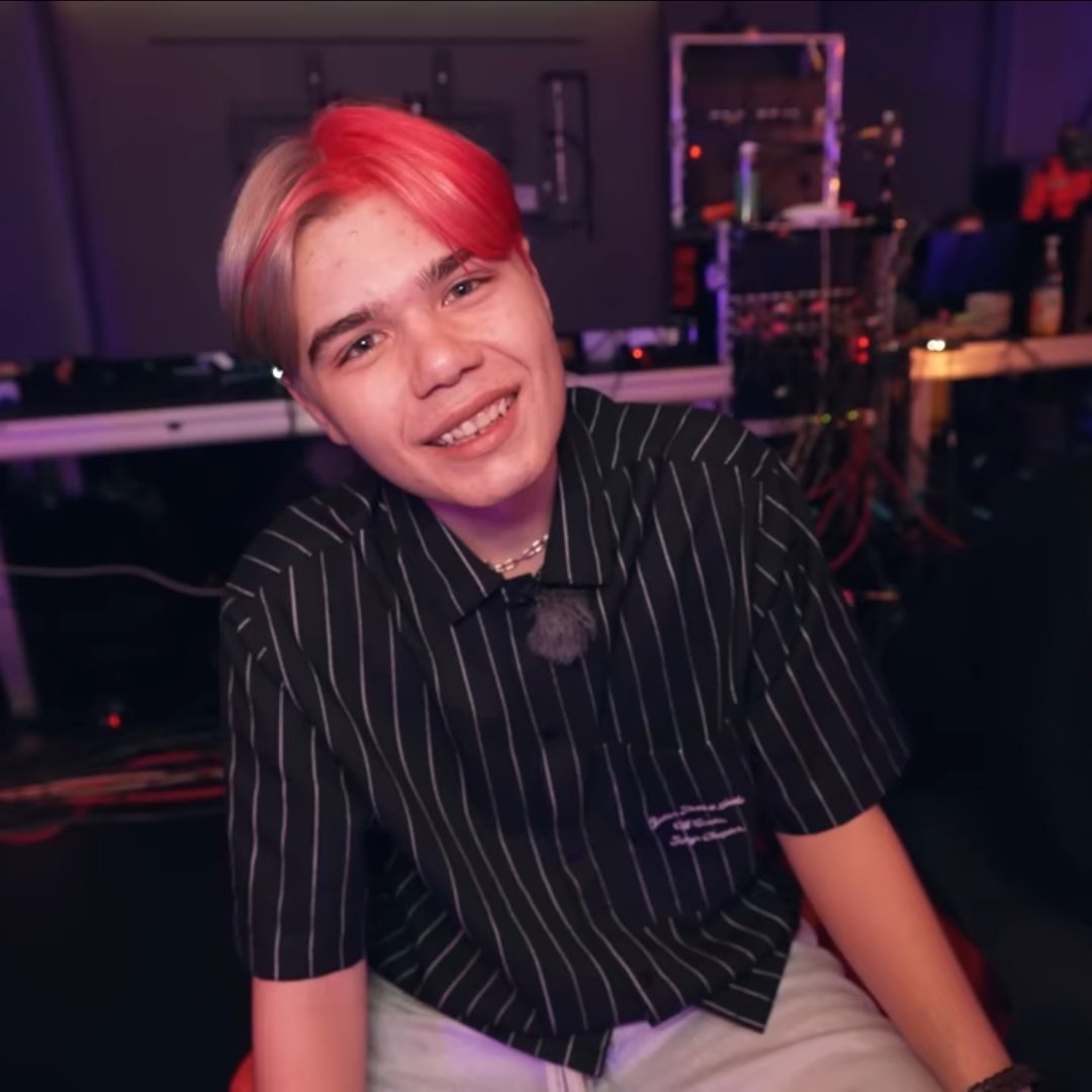 straysoulia's tweet image. kurcze człowiek niby wiedział a i tak się łudził. mogli go zostawić jeszcze na jeden odcinek zamiast poli
tak czy siak najbardziej urocza eliminacja z programu, powiedzieli mu dużo miłych słów i było dużo śmiechów, jesten z niego dumna #t5m3