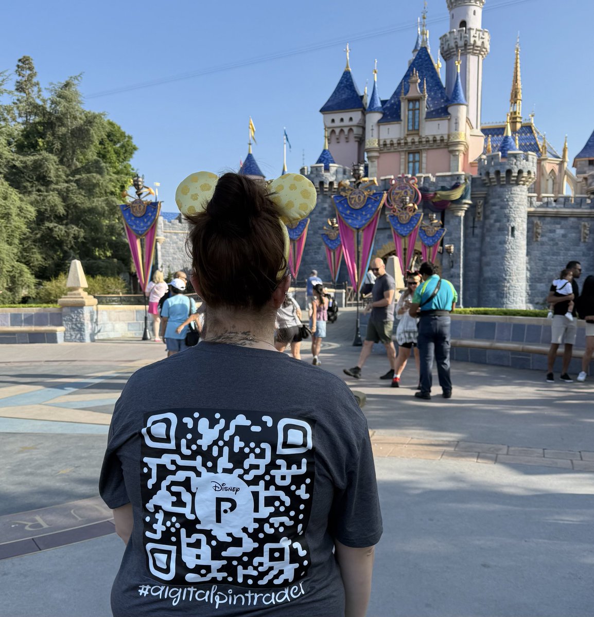 sarah_lynn97525's tweet photo. Trying Genesis keys, buying pins, and riding rides! Catch me at the park today! 😎 @DisneyPinnacle #disneypins #disneypinsider #genesiskeys #disneyland https://t.co/9tb0gAUCgR