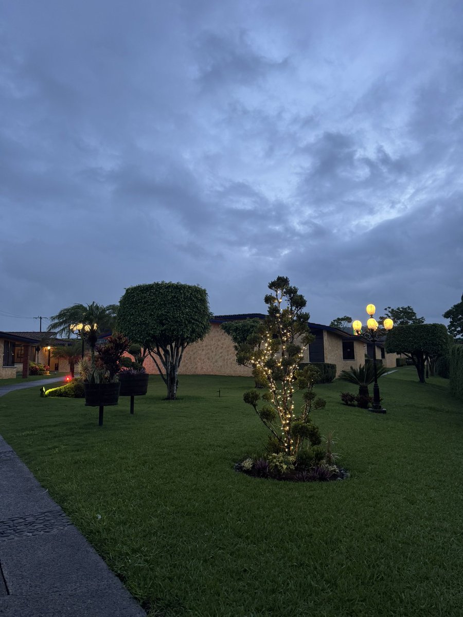 MaTere_Mendoza's tweet photo. Este fin de semana, y para alejarnos un poquito, del desorden del Carnaval, buscando relax y tranquilidad, en familia y con amigos, decidimos venir a conocer estas Villas, en Córdoba, Veracruz, pero fue todo lo contrario. 
Hicimos reservación desde hace varios días, aclarando el número de personas que éramos. 
Llegamos, y el primer día, todo bien, el lugar agradable, era la primera vez que nos hospedábamos ahí, por recomendación de una amiga.
Llegamos el viernes, y ayer sábado, después de dormir una noche aquí, nos salen con que teníamos que alquilar otra Villa “porque éramos muchos”. 
Aclaro que no hicimos ningún tipo de desorden, ni escándalo, ni nada, pasamos el día tranquilos, descansando y jugando juegos de mesa.
Desde el momento de la reservación se les dijo cuántas personas éramos, rentamos dos Villas, jamás se les ocultó eso, y está demostrado en los mensajes vía WhatsApp que se hicieron con el empleado de las Villas.
Bueno, pues ayer el ultimátum fue, “o rentan otra, o la rentan”. 
Y bueno, obvio los mandamos alv.
Buscamos un Airbnb cercano, y nos mudamos.
Nos comentaron que esas Villas son de @Miguel_layun y me pregunto si el sabrá la pésima administradora que tiene en su negocio. 
Porque cuando haces un compromiso con un huésped, que paga el servicio días antes, eso se debe respetar, y se pagaron las 3 personas adicionales, como ellos indicaron al momento de realizar la reservación.
La “excusa” fue que, cuando llegamos, no había más Villas disponibles, pero el sábado, “ya hubo”, por eso querían que rentáramos otra. 
Obvio que nunca regresaremos a este lugar, Villas Layfer, y es una lástima porque está bonito y la gente que trabaja ahí es amable, menos la persona que administra el lugar.