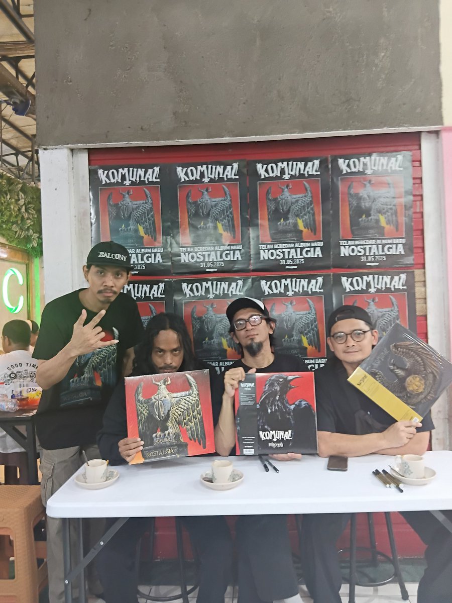 Full signing <a href="/komunalofficial/">Komunal</a> 🤟⚡️ 

#Komunal #Nostalgia #Signingsession #pasarsanta #jajanvinyl #jajanrock #kkk #album #music #rock ⚡️#heavymetal