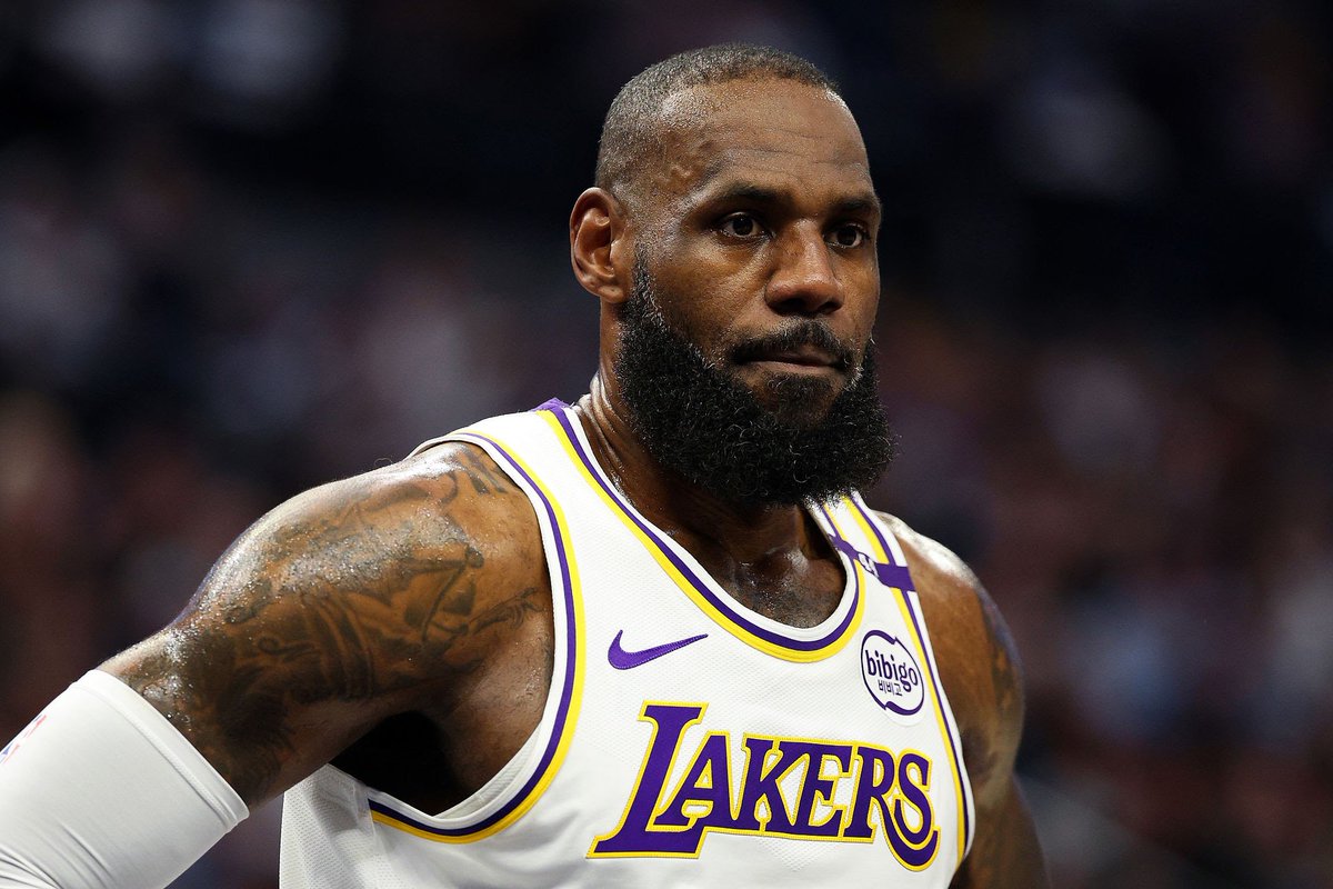 LeBron James SIGUE JUGANDO una temporada más.

Ejercerá su opción de jugador de $52.6M con Los Angeles Lakers.

Via Shams