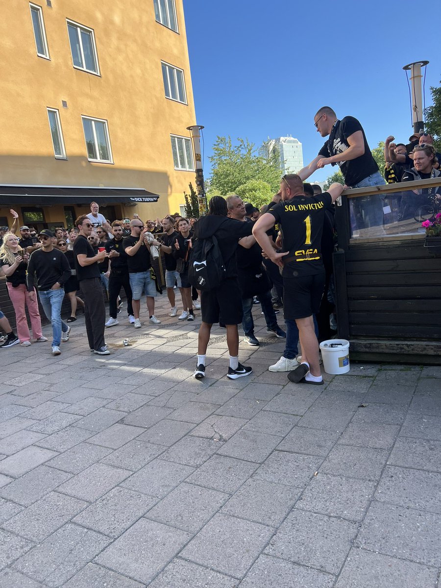 Rasundastadion's tweet photo. Kevin Filling dyker upp och firar på block partyt! https://t.co/MEuTORaMYJ