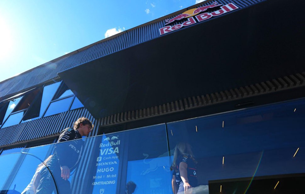 alexescalera17's tweet photo. Kimi fue a pedir perdon hasta el motorhome de Redbull🥺 https://t.co/Skm2fefJkK