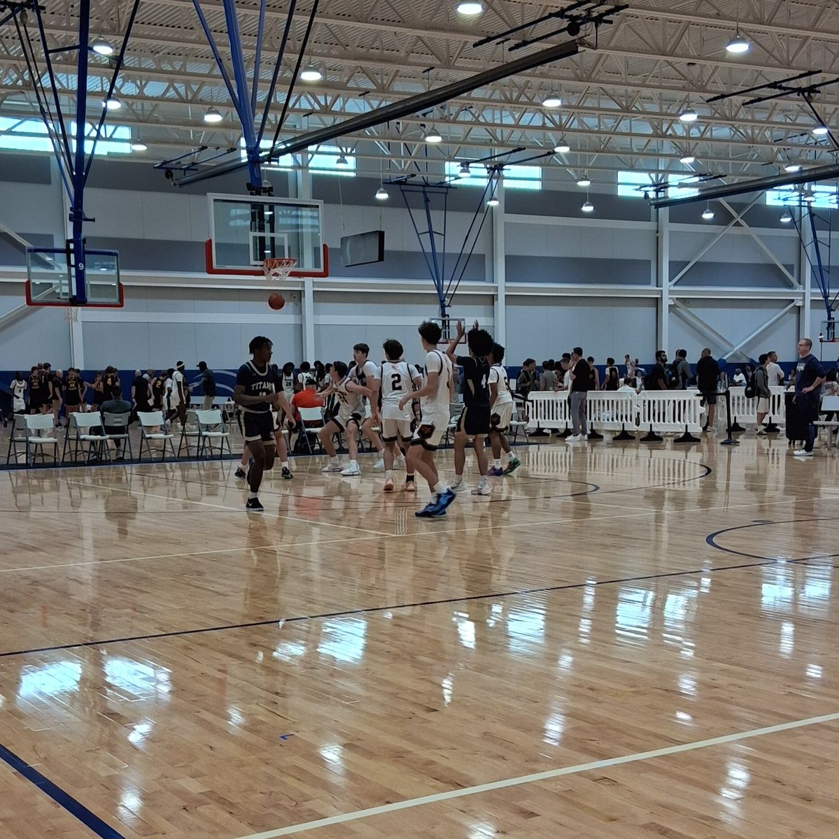 Excellent game here at Midwest Live 2025 between St. John Jesuit and Rockford. High-level action with several D1-caliber players on the floor. Great atmosphere and competitive hoops. #MWLiveBoys2K25
<a href="/MHSAA/">MHSAA</a>  <a href="/ohioBKcoaches/">OHSBCA</a>