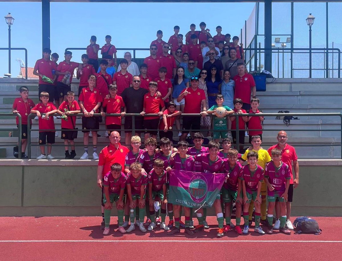 ciudaddeplasenc's tweet photo. 🥇🏆 𝗦𝗽𝗮𝗶𝗻 𝗘𝗦𝗘𝗜 𝗖𝘂𝗽 💜💚

¡Campeones! Nuestro Cadete A se proclama campeón de la Fase Oro al ganar en la final al Balos Canario

Enorme estos jugadores que no tienen límites y siempre quieren más 👏🏻 

🥈 Medalla de plata para el Infantil B en Fase Plata 

😍⚽️ https://t.co/SQr9374u2S