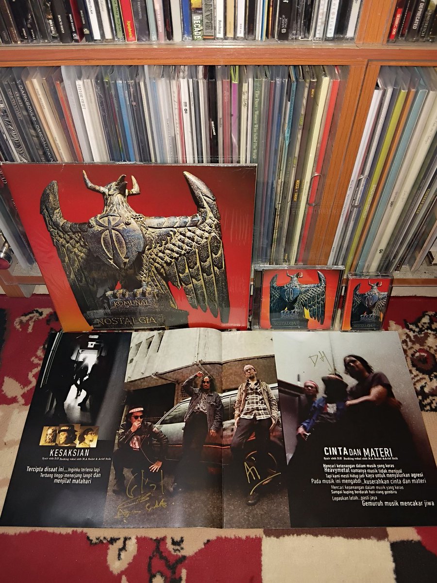 dwikisahkan's tweet photo. Full signing @komunalofficial 🤟⚡️ 

#Komunal #Nostalgia #Signingsession #pasarsanta #jajanvinyl #jajanrock #kkk #album #music #rock ⚡️#heavymetal https://t.co/tNOjJa65hk