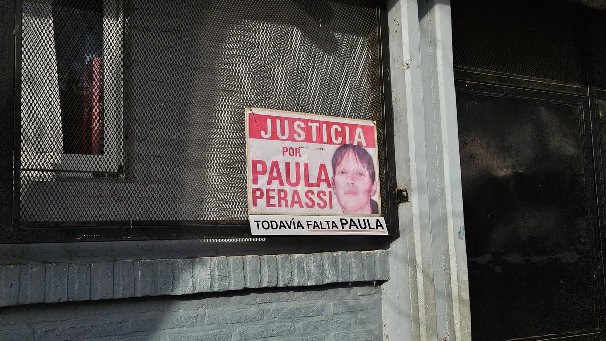 JulietaLuz's tweet photo. Una vez más, como en cada elección, el pedido de justicia por Paula Perassi y Francesco Fiorucci en la puerta de las escuelas de San Lorenzo. https://t.co/b8i3jngnAb