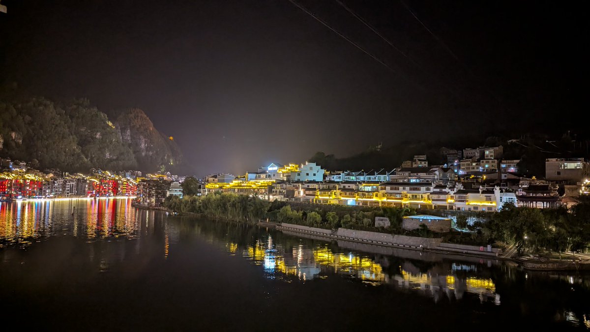 娃睡了可以静静享受下夜景了～
本来想吃点烧烤宵夜的……但是回国逛吃得有点凶已经胖了三斤了😭
最破防的是今晚换睡衣时神兽看着我的肚子说，妈妈你看上去怎么像小宝在你肚子里的时候一样啊？🤓
我：……🌚
不吃烧烤了！吃什么烧烤！！我女儿都说我怀孕了靠！！！！（大破防）