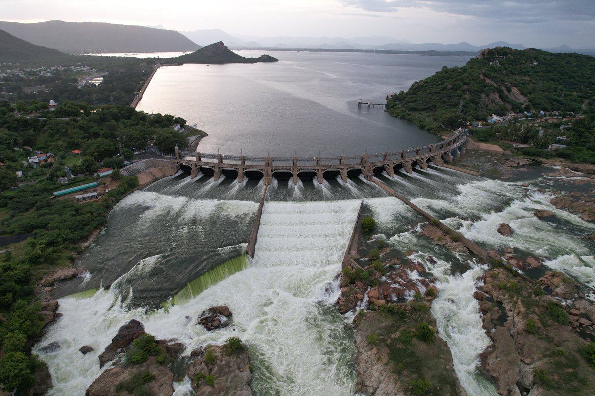 The water level at the Mettur dam reached the full capacity of 120 feet on Sunday.

Photo by AM Shudhagar
