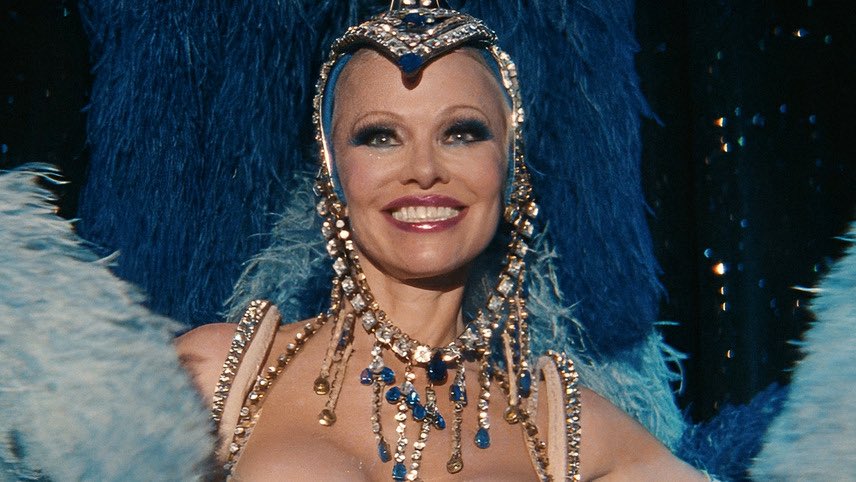 Qué buena es #TheLastShowgirl. Sin complicarse, retrata la decadencia con una brillante Pamela Anderson en un papel de gran ternura que no dista mucho de su propia realidad. Jamie Lee Curtis también lo borda. La estética indie y videoclip que Gia Coppola domina le van de miedo.