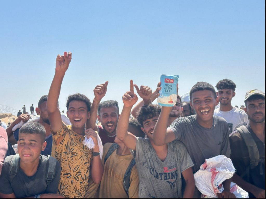 JanaBeris1's tweet photo. Fuego en Gaza: qué hay detrás de la nota de Haaretz
(Ana Jerozolimski/Jana Beris)

(Las fotos, distribuidas por la Fundación Humanitaria por Gaza GHF, muestran a palestinos en los centros de distribución)

Israel nunca alegó que en la guerra contra Hamas en la Franja de Gaza no han muerto civiles, aunque sostiene que los números y porcentajes de hombres armados y civiles publicados por la organización terrorista lejos están de reflejar la verdad. En toda guerra ocurren esas tragedias, y ésta, en la que Hamas usa a su propio pueblo como escudos humanos y se inserta en todos los espacios civiles posibles, no puede ser la excepción.
Pero entre eso y la afirmación publicada días atrás por el diario israelí “Haaretz” hay una enorme distancia. El título en inglés era: “Es un campo de muerte: soldados de las FDI recibieron órdenes de disparar deliberadamente a gazatíes desarmados que estaban esperando ayuda humanitaria”.
¿Será que un diario israelí se suma a la campaña de demonización de Israel? Probablemente Haaretz rechazará una interpretación de este tipo. Pero en los hechos, el título mismo de la nota en cuestión es una acusación tajante, mientras que el análisis de los hechos en el terreno y por cierto del contexto, muestra otro cuadro totalmente distinto. Y esto no significa que en diversas situaciones, las órdenes impartidas por el ejército para preservar la seguridad de las tropas y alejar multitudes de palestinos, no terminen con muertos totalmente innecesarios. Pero nuevamente, entre esas cosas –horribles por cierto- que ocurren en guerras, y lo que emana del artículo, hay una gran diferencia.
Esta vez, no es mi propio análisis el que comparto sino el de un experto en defensa, que no es israelí, el Mayor retirado del ejército británico Andrew Fox, conferencista en la Royal Military Academy Sandhurst, especializado en estrategia de Oriente Medio y Psicología. Hoy es miembro de un centro de investigación que se concentra en temas de Defensa, Oriente Medio y Desinformación.
A continuación, los puntos que él destaca.
1) La edición en inglés de Haaretz, que es la que se difunde en el mundo, alegó que tropas de las FDI recibieron órdenes de abrir fuego CONTRA civiles desarmados que estaban esperando recibir comida. Pero el original en hebreo decía que la orden era abrir fuego HACIA  multitudes para mantenerlas lejos de los sitios de ayuda. Esta es una diferencia significativa en cuanto a intención, legalidad e implicaciones morales.

2) El artículo cita a soldados que describen un “campo de muerte” en el que operan armas ametralladoras, morteros y lanzadores de granadas. Pero al mismo tiempo dice que hay entre 1 y 5 bajas por día. En otras palabras, se acusa a las FDI de usar enorme poder de fuego hacia multitudes pero casi no alcanzan a nadie. Haaretz lo presenta como una masacre, pero eso no es una masacre. Las dos opciones son o que la noticia no es cierta o que el ejército israelí tiene la peor puntería del planeta.
3) Haaretz cita a una de las fuentes diciendo que “la intención real es controlar a la multitud, no dañarla”, pero esta importante aclaración queda hundida en el artículo y termina perdiendo todo sentido. El título de la nota es lo que transmite una acusación, sin decir nada del contexto.
4) Haaretz admite que no sabe quién dispara en estas zonas caóticas de ayuda. Pero al mismo tiempo da a entender que el único responsables es el ejército israelí , como si Hamas, infiltrados y otras bandas no pudieran operar allí, lo cual se sabe que sí ocurre. No se menciona en ningún momento la posibilidad que son otros los responsables de los disparos, a pesar de videos que ya han circulado que dejan en evidencia que Hamas dispara hacia civiles y que ha habido soldados israelíes heridos cerca de esos centros de ayuda.
5) Si realmente hay masacres diarias ¿dónde están los videos? Gaza está saturada de teléfonos móviles y materiales subidos a las redes sociales. Pero no ha habido ninguna filmación que muestre masacres de civiles en centro de ayuda, que Haaretz da a entender que ocurren diariamente.
6) Sí, el mecanismo de ayuda tiene fallas, pero no es malicioso. Las multitudes sobrecargan los centros de distribución y el abastecimiento desaparece rápidamente. Pero Haaretz no menciona el hecho que los centros se abren por cortos lapsos para impedir estampidas y violencia.
7) El término “disparar hacia” se refiere a disparos de advertencia, no fuego directo. Estos pueden apuntar alto, a lo lejos, para dispersar muchedumbres peligrosas sin que haya heridos ni muertos.
8) Fox señala que “esta es una zona de guerra, no una protesta en el centro de Londres o un disturbio en Belfast” y agrega que “no se puede juzgar las acciones de las FDI de acuerdo a los estándares occidentales usados en tiempos de paz para controlar multitudes”. Es un hecho que las FDI operan en un territorio hostil, bajo amenaza constante de cargas explosivas, emboscadas y militantes que se mezclan con las multitudes civiles, con muy pocas opciones no letales. ¿Puede haber errores trágicos? Sí, y las FDI los investigan. Pero saltar de eso a alegar que hay deliberadamente “campos de muerte”, sin proporcionar ninguna evidencia creíble, no es periodismo serio.

@shebreojai 
@IsraelinSpanish 
@GHFUpdates