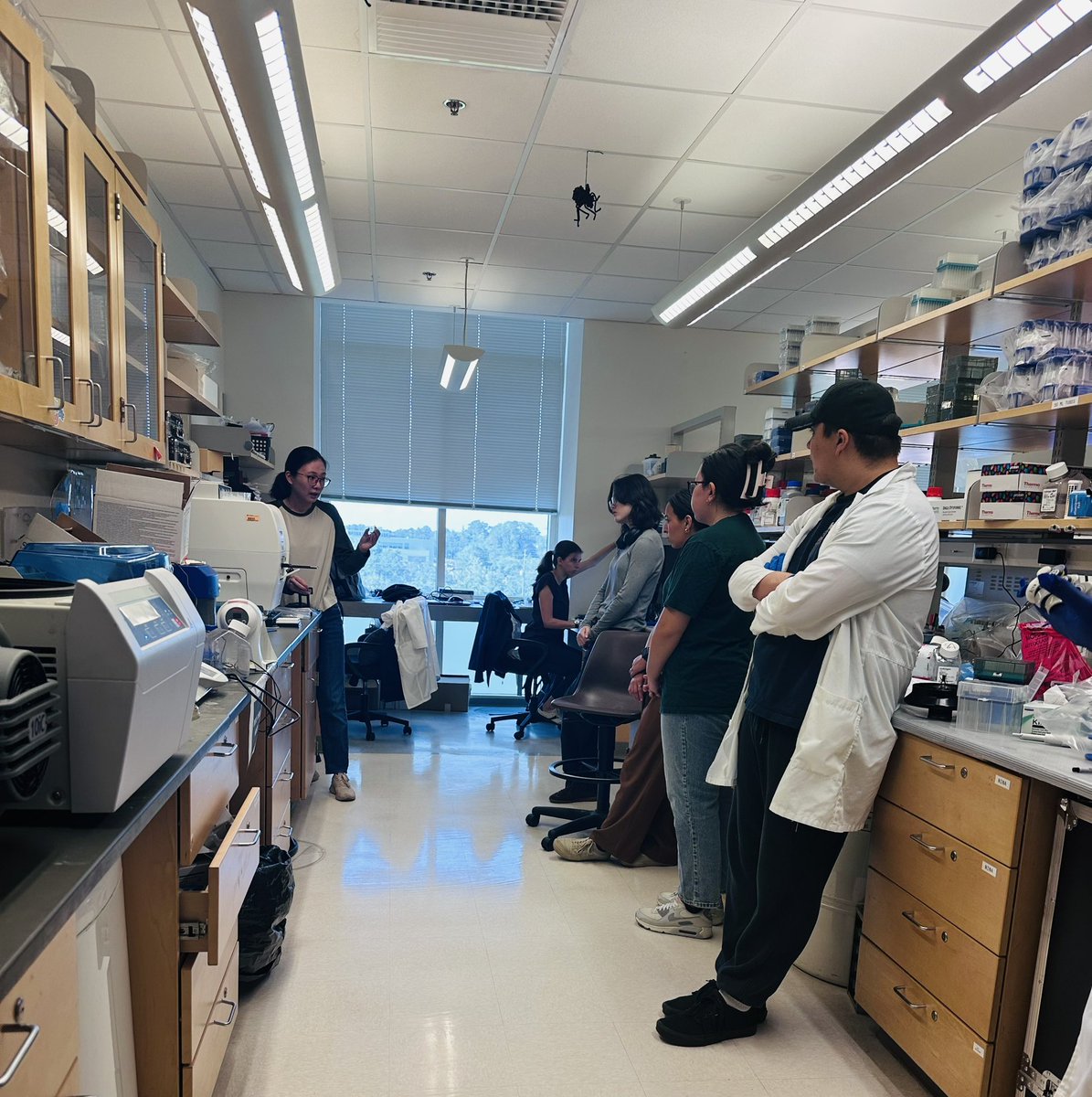 UF_HE_LAB's tweet image. To maintain robust scientific measurements, a combination of accuracy, precision, and adherence to rigorous protocols is essential. Our lab conducted a lab skill training and cleaning week💪👩🏻‍🔬👨‍🔬 🧪 🧫