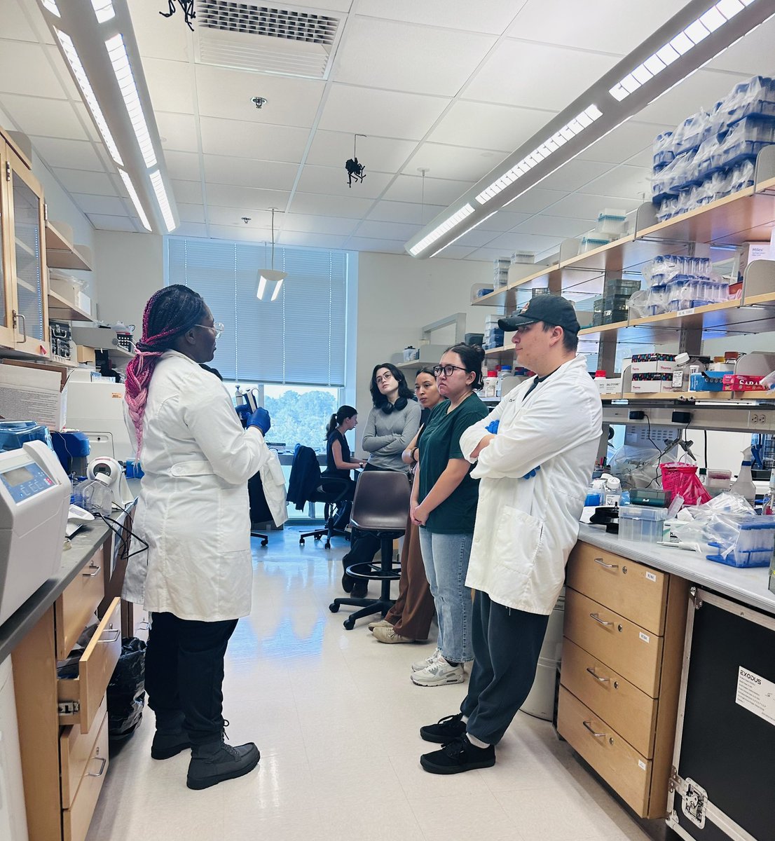 UF_HE_LAB's tweet image. To maintain robust scientific measurements, a combination of accuracy, precision, and adherence to rigorous protocols is essential. Our lab conducted a lab skill training and cleaning week💪👩🏻‍🔬👨‍🔬 🧪 🧫