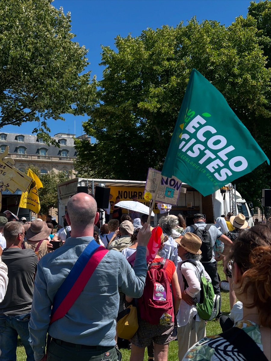 Avec les Ecologistes, nous sommes cet après-midi au rendez-vous de la mobilisation contre la loi Duplomb, celle qui menace notre santé et notre environnement.

Aux 7 députés et 7 sénateurs membres de la commission mixte-paritaire : oserez-vous réintroduire des pesticides