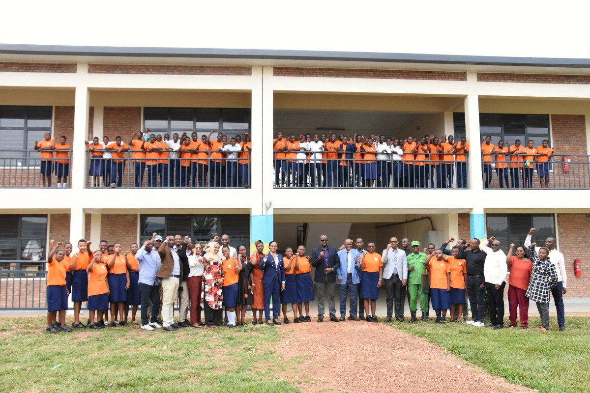 GatsiboDistrict's tweet photo. Mu rwego rwo kwizihiza Kwibohora kw'Igihugu cyacu, abagize Inama Njyanama y'Akarere ka Gatsibo bifatanyije n’Abaturage mu Mirenge itandukanye gutaha bimwe mu bikorwa mpinduramatwara byagezweho muri uyu mwaka. Abaturage barashima Intore izirusha intabwe. #Kwibohora31 https://t.co/7oiuUironl