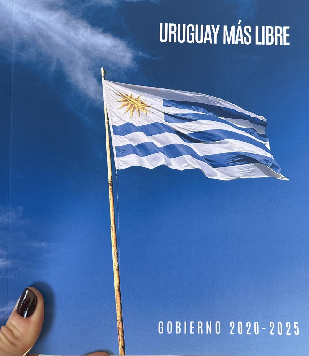 AlexandraInza's tweet image. Este libro es un faro que ilumina, un punto de referencia, que nos marca el Uruguay que queremos , hacia  dónde ir y qué rocas esquivar.
Gracias Luis, tu firma refrenda ! @PNACIONAL