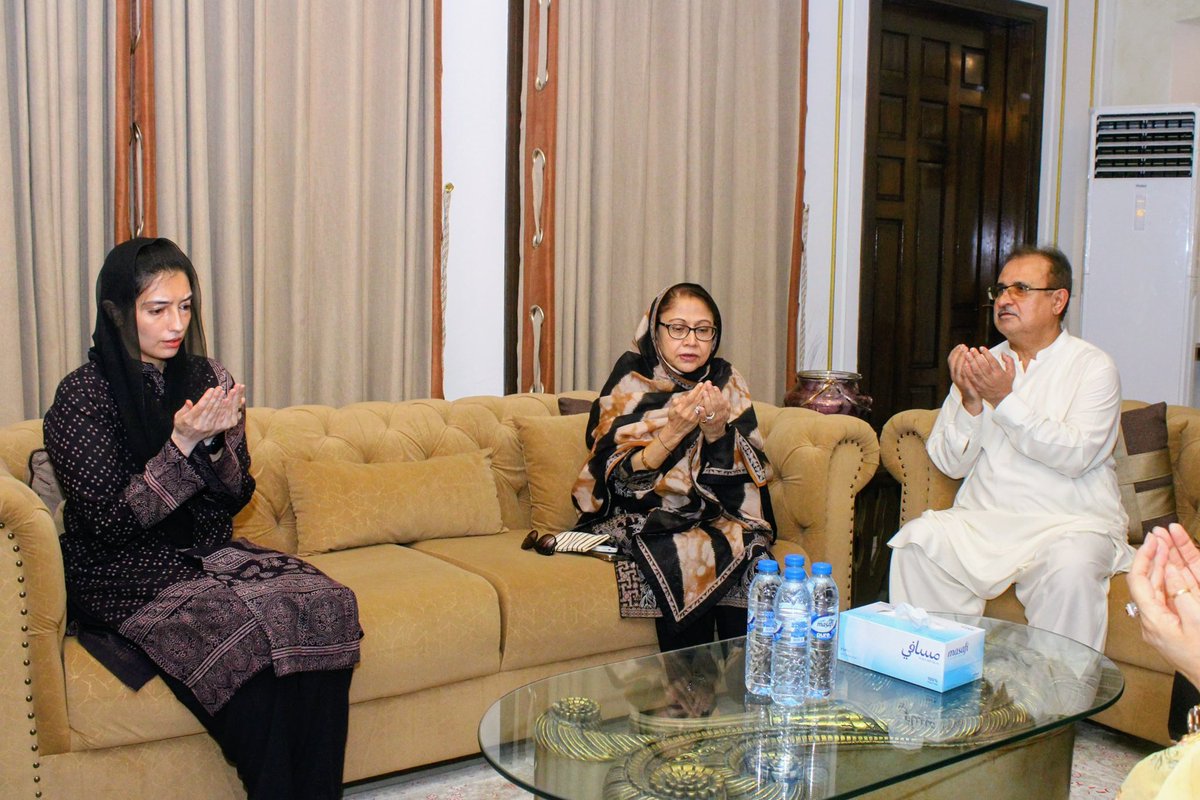 BhuttoMaryam's tweet photo. First Lady Bibi @AseefaBZ visited Jakhrani House — she offered condolences to MNA Ejaz Jakhrani on the passing of his mother. https://t.co/VIBCBLdm2S