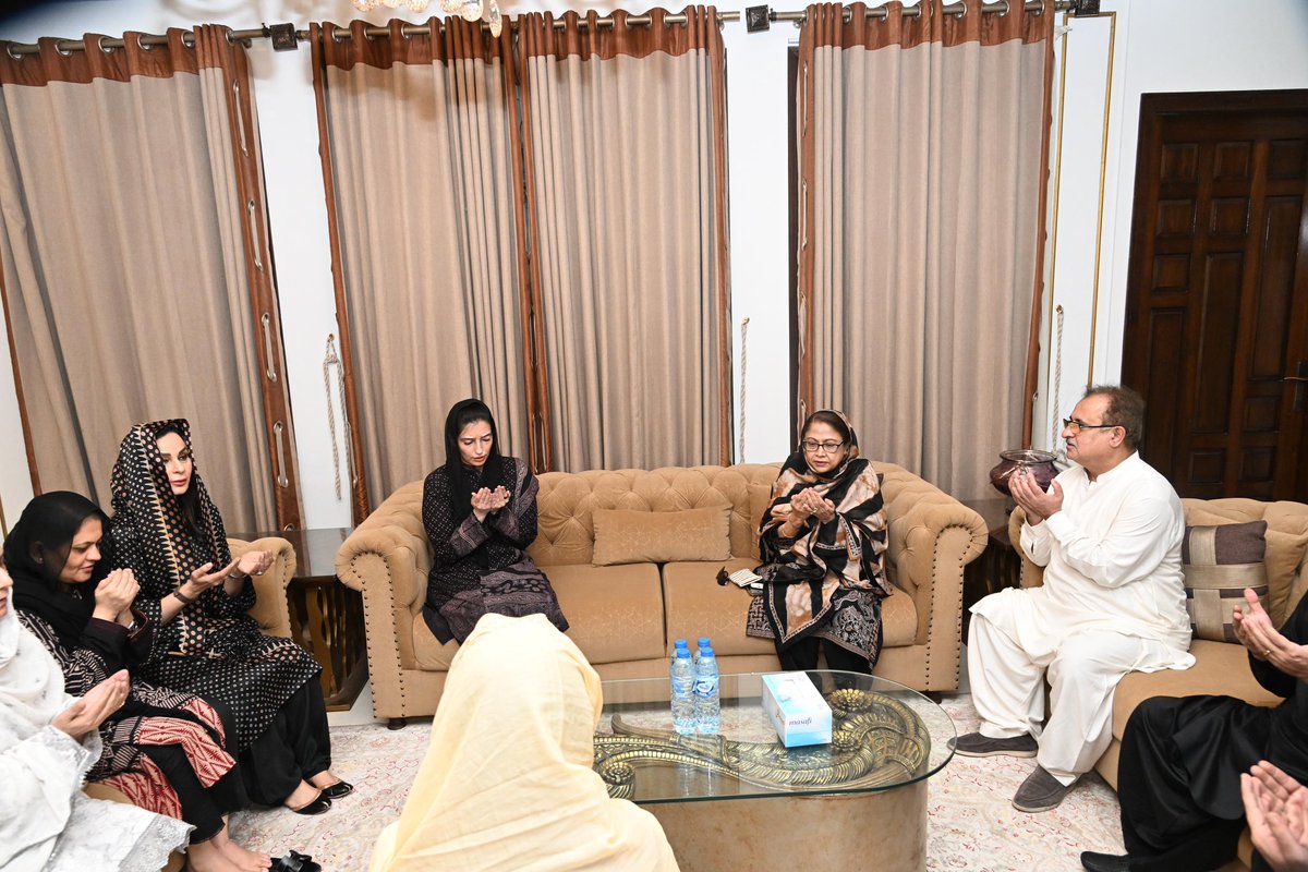 BhuttoMaryam's tweet photo. First Lady Bibi @AseefaBZ visited Jakhrani House — she offered condolences to MNA Ejaz Jakhrani on the passing of his mother. https://t.co/VIBCBLdm2S