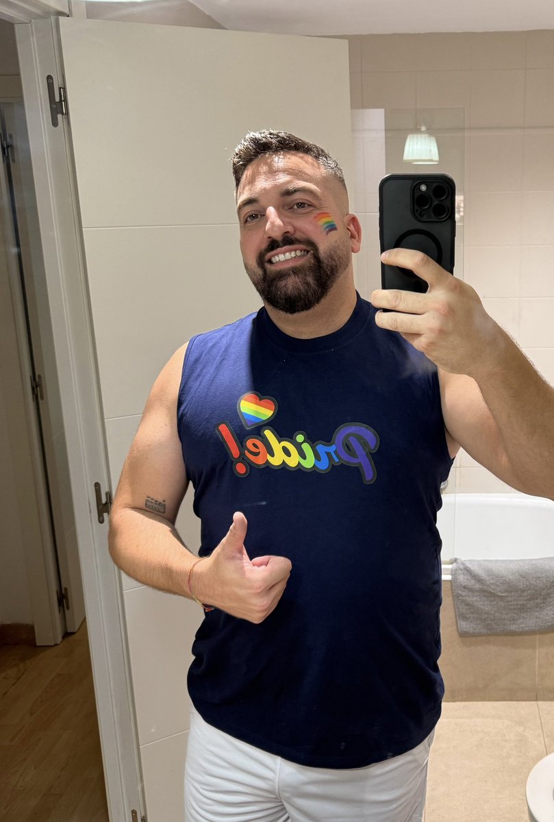 Wolfasecas's tweet photo. Muy bien el #OrgulloSevilla, me alegra ver a tanta gente sumada a la manifestación pese a las temperaturas. Gracias #Pride2025 #PRIDEMONTH #pride https://t.co/On6KCwX9xd