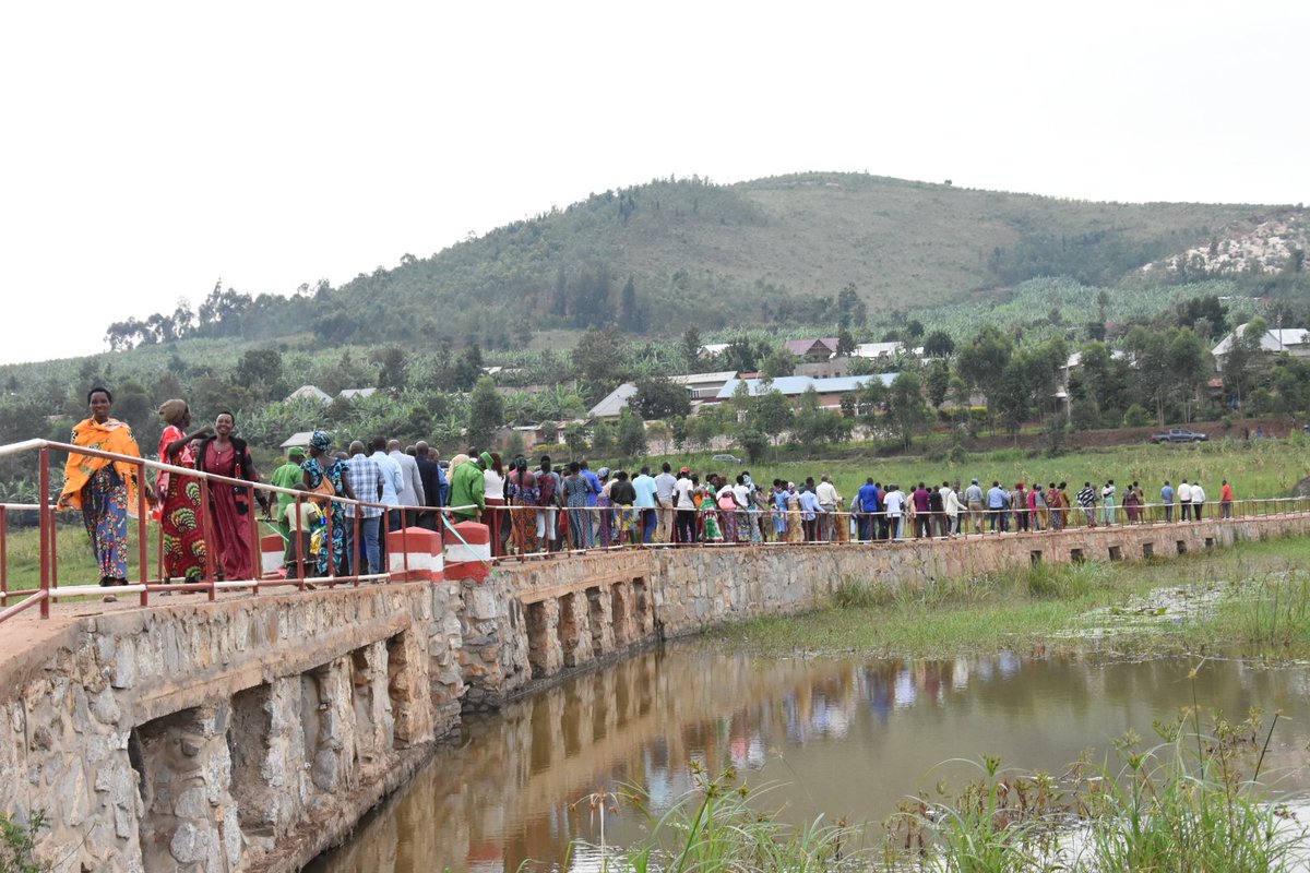 GatsiboDistrict's tweet photo. Mu rwego rwo kwizihiza Kwibohora kw'Igihugu cyacu, abagize Inama Njyanama y'Akarere ka Gatsibo bifatanyije n’Abaturage mu Mirenge itandukanye gutaha bimwe mu bikorwa mpinduramatwara byagezweho muri uyu mwaka. Abaturage barashima Intore izirusha intabwe. #Kwibohora31 https://t.co/7oiuUironl