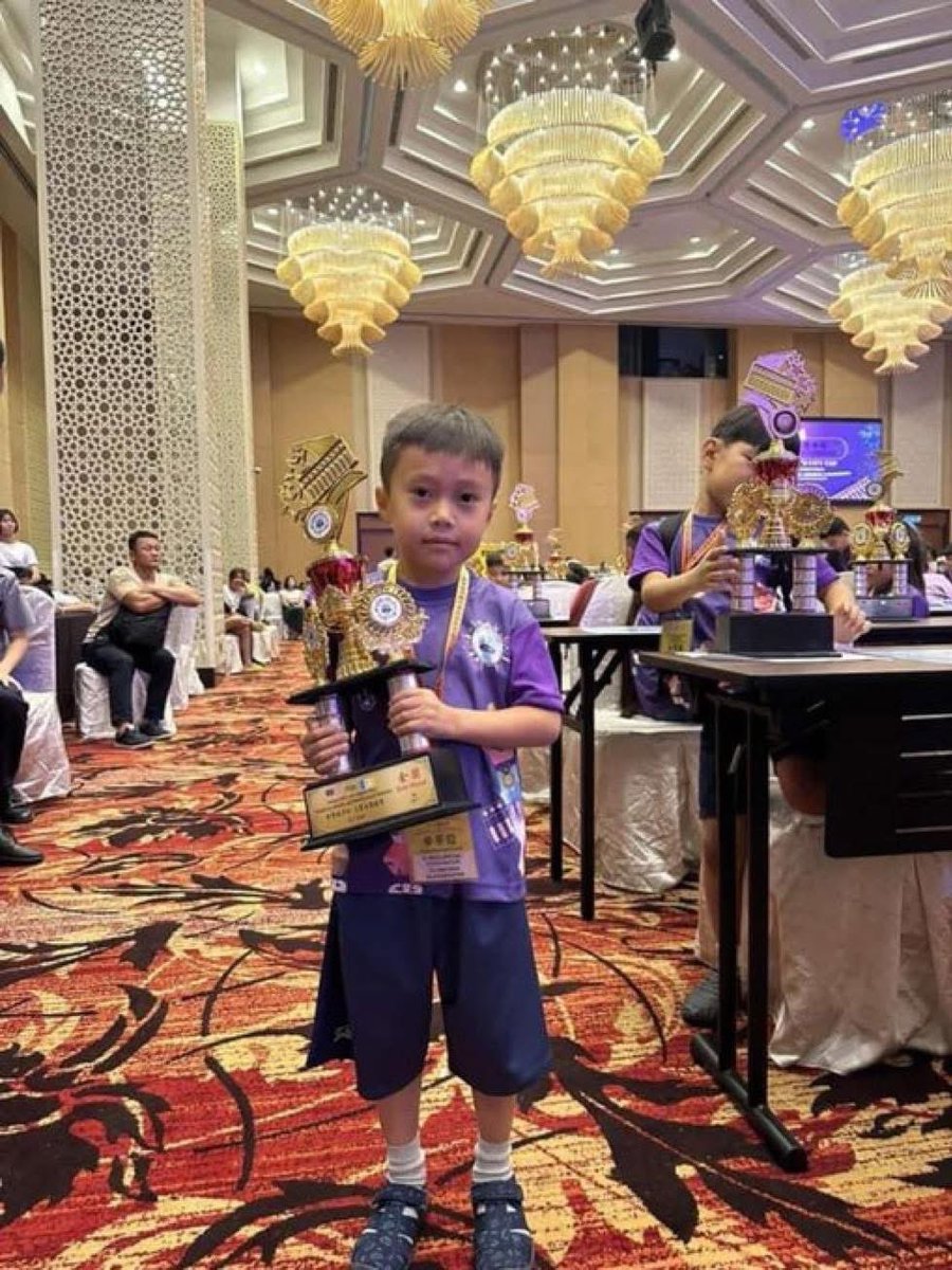 Монголын бяцхан матeматикч 25 улсын 500 гаруй математикч хүүхдүүдтэй өрсөлдөж түрүүлээд аваргын АЛТАН ЦОМОО атгаж аваад зогсож буй торгон мөч. 

Оюуны хөгжлийг дэмжих акадeмийн тамирчин ангийн сурагч Т.Элбэгжаргал🥰🇲🇳