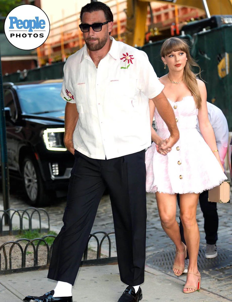taylorswiftbr's tweet photo. 🚨 LINDOS DEMAIS!

Taylor Swift e Travis Kelce foram vistos em Nova York. https://t.co/jxpIretnDs