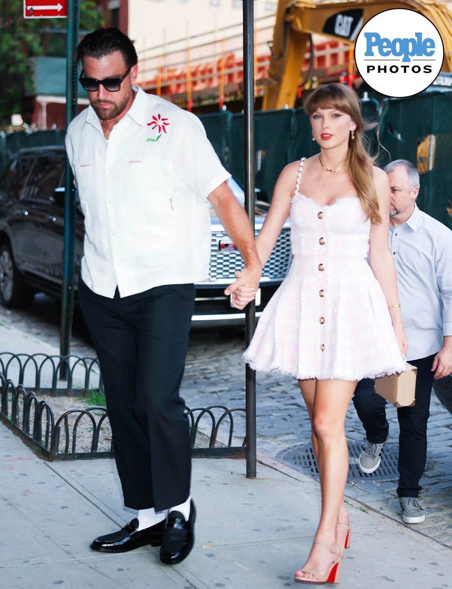 taylorswiftbr's tweet photo. 🚨 LINDOS DEMAIS!

Taylor Swift e Travis Kelce foram vistos em Nova York. https://t.co/jxpIretnDs