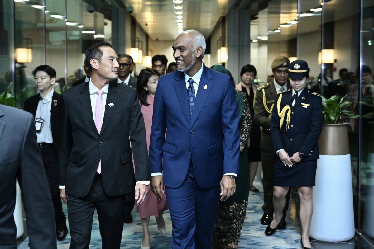 His Excellency President Dr <a href="/MMuizzu/">Dr Mohamed Muizzu</a> and First Lady Madam <a href="/sajidhaamohamed/">First Lady Sajidha Mohamed</a> arrive in Singapore, for the state visit scheduled from June 29 to July 2.

They were welcomed at the airport by His Excellency Tan Kiat How, Minister-in-Attendance and Senior Minister of State for Health