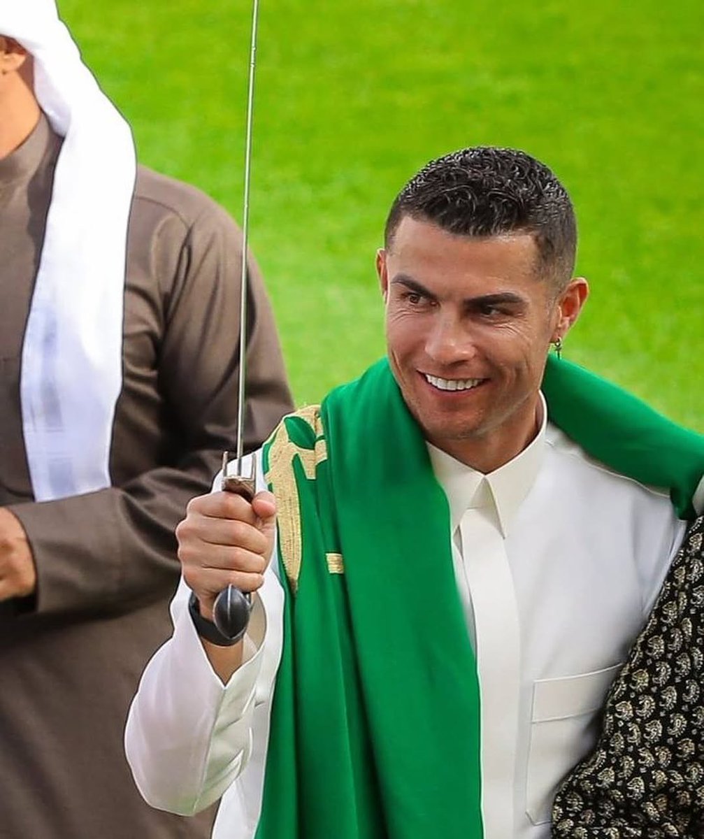 Seham_Ita's tweet photo. هذا الشاب البرتغالي 

دار العالم 
ويمتلك المال والشهرة والفرص في كل مكان بالعالم 
ولكنه وجد في #السعودية .. ماوجدته أنا فيها 
بالرغم من اختلاف الدين  - واختلاف اللغة 
واختلاف العادات والتقاليد - واختلاف البيئة والمجتمع
قالها بصدق : ( أنا برتغالي ولكن أنتمي للسعودية )🇸🇦
ثم يسألني أحدهم :
ماذا وجدتِ في السعودية لتنتمي إليها  ؟؟
اسألوا كرستيانو رونالدو سيجيبكم عني .. وعنه