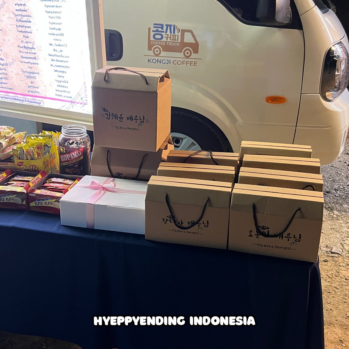 hellobungz's tweet image. 250629 영화 &lt;#살목지&gt; 커피차 &amp; 간식차 서포트 by Hyeppyending Indonesia🇮🇩
Welcome to ‘SAYANG혜윤 카페’
Menu:
- Special drink menu
- Churos
- Sotteok
- Old style hot dog
- Eomuk
- Indonesian snacks
We also prepared a gift and special snack box for Hyeyoon❤
Support time: 6/29…