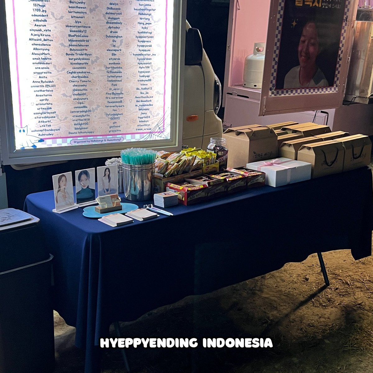 hellobungz's tweet image. 250629 영화 &lt;#살목지&gt; 커피차 &amp; 간식차 서포트 by Hyeppyending Indonesia🇮🇩
Welcome to ‘SAYANG혜윤 카페’
Menu:
- Special drink menu
- Churos
- Sotteok
- Old style hot dog
- Eomuk
- Indonesian snacks
We also prepared a gift and special snack box for Hyeyoon❤
Support time: 6/29…