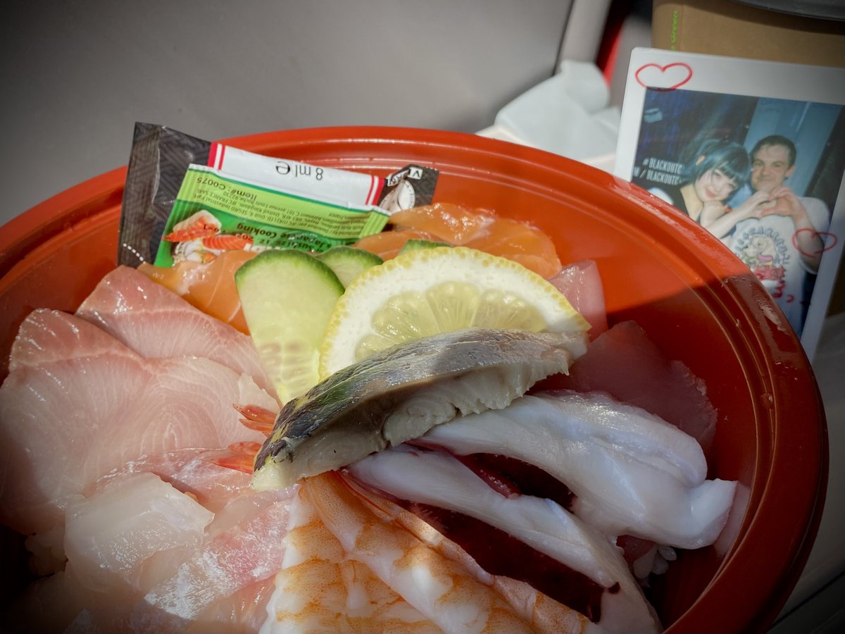 poorukko's tweet image. 「じゃ、シズクちゃん、帰ろうね✨」

電車で海鮮丼を食べてる

@shizuku_bbts #しずくちゃんのたからばこ