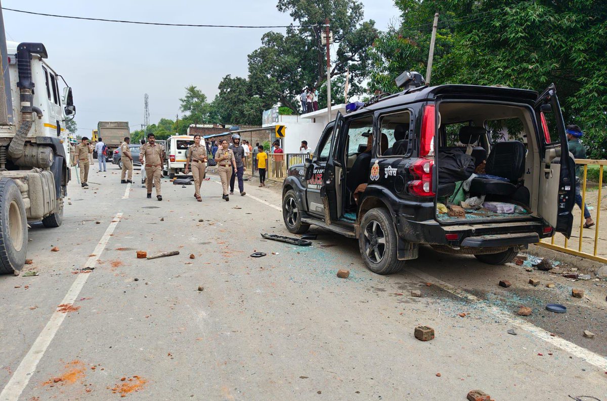 ये भीम आर्मी के गुंडों द्वारा पुलिस की गाड़ी नहीं तोड़ी गई बल्कि उत्तर प्रदेश की सरकार और प्रशासन को चुनौती दी गई है।

लेकिन मैं दावे से कह सकता हूँ कि कोई कार्यवाही नहीं होगी। भीम आर्मी नेता चंद्रशेखर रावण पर सत्ताधारी पार्टी भाजपा का हाथ है।वरना इसकी इतनी औकात नहीं कि पुलिस को