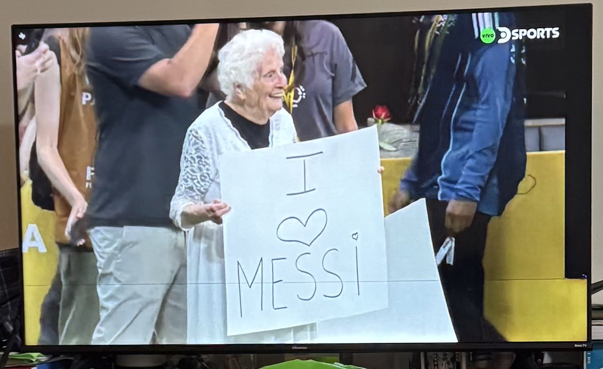 OrlandoPretto's tweet photo. Las cosas q solo el mundo futbol logra #messi @leomessisite dile q tu tmb por favor y llévala al #Titanic 🙌 https://t.co/p2n6ErcbVY
