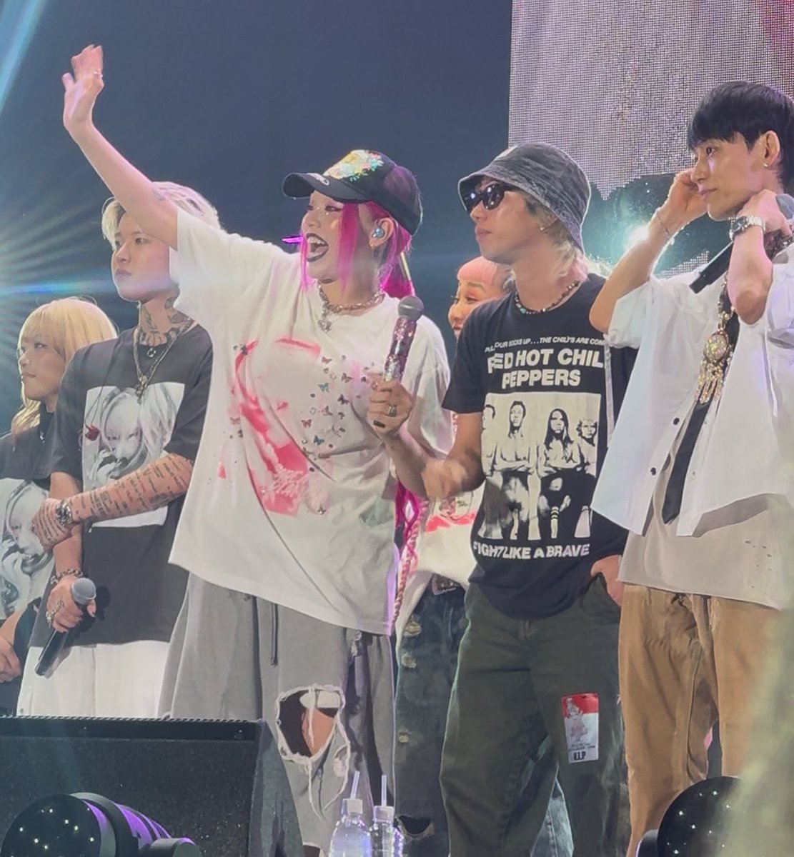 2lloi8's tweet photo. ええ!!!!
むげとたかがちゃんみなのライブにいるのヤバすぎる爆笑爆笑
ビジュ良すぎるし、むげはまたあの1億5000万のアクセサリー付けてる爆笑
2人会ったんだから対バンの話してるよね⁉️⁉️ https://t.co/AfjNpvcKoQ