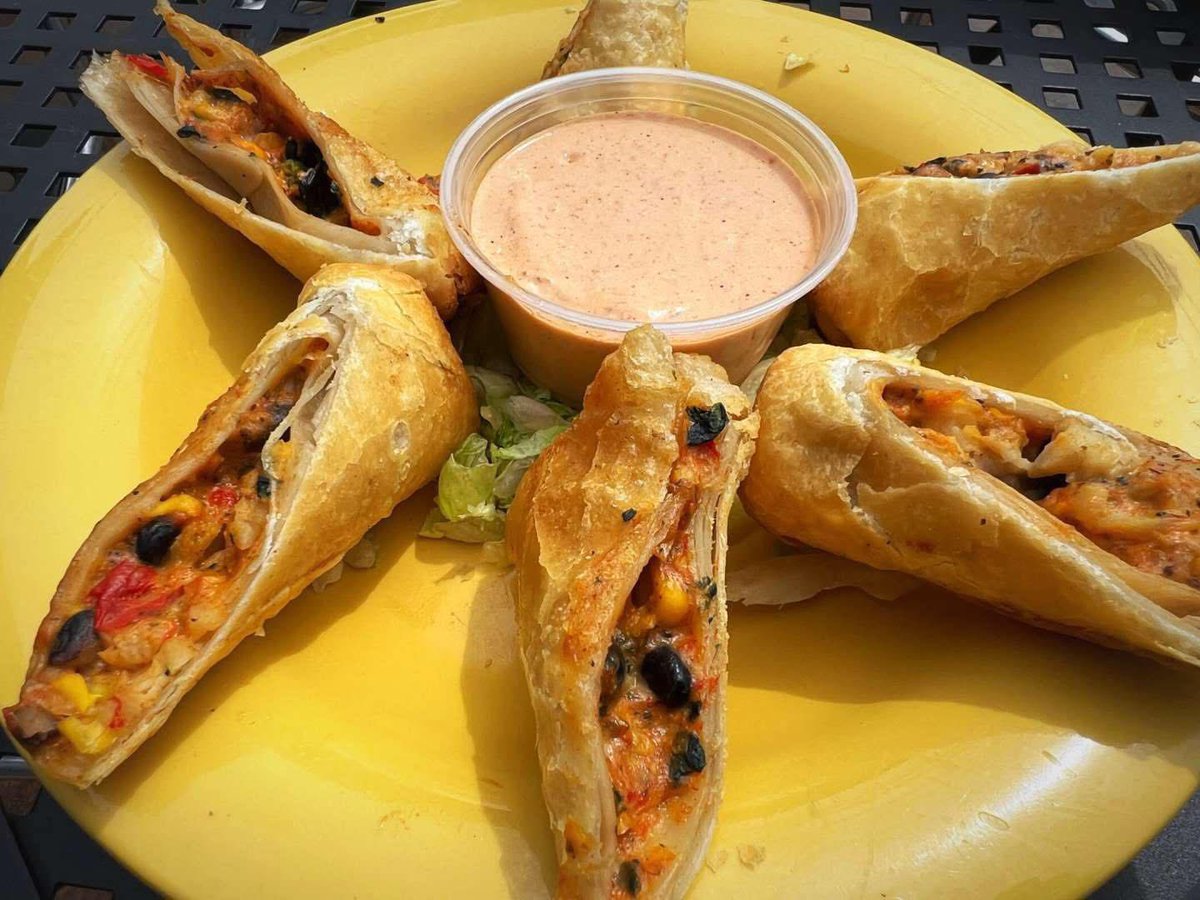 winkinglizard's tweet image. ๐ฅ One more week to get your hands on our Southwest Egg Rolls! ๐ฅ
Packed with grilled chicken + black beans + corn + cheese + peppers + spinach
Get them before theyโre gone! ๐ฏ๐ฅ
#WinkingLizard #SouthwestEggRolls #SeasonalSpecial #CrunchTime