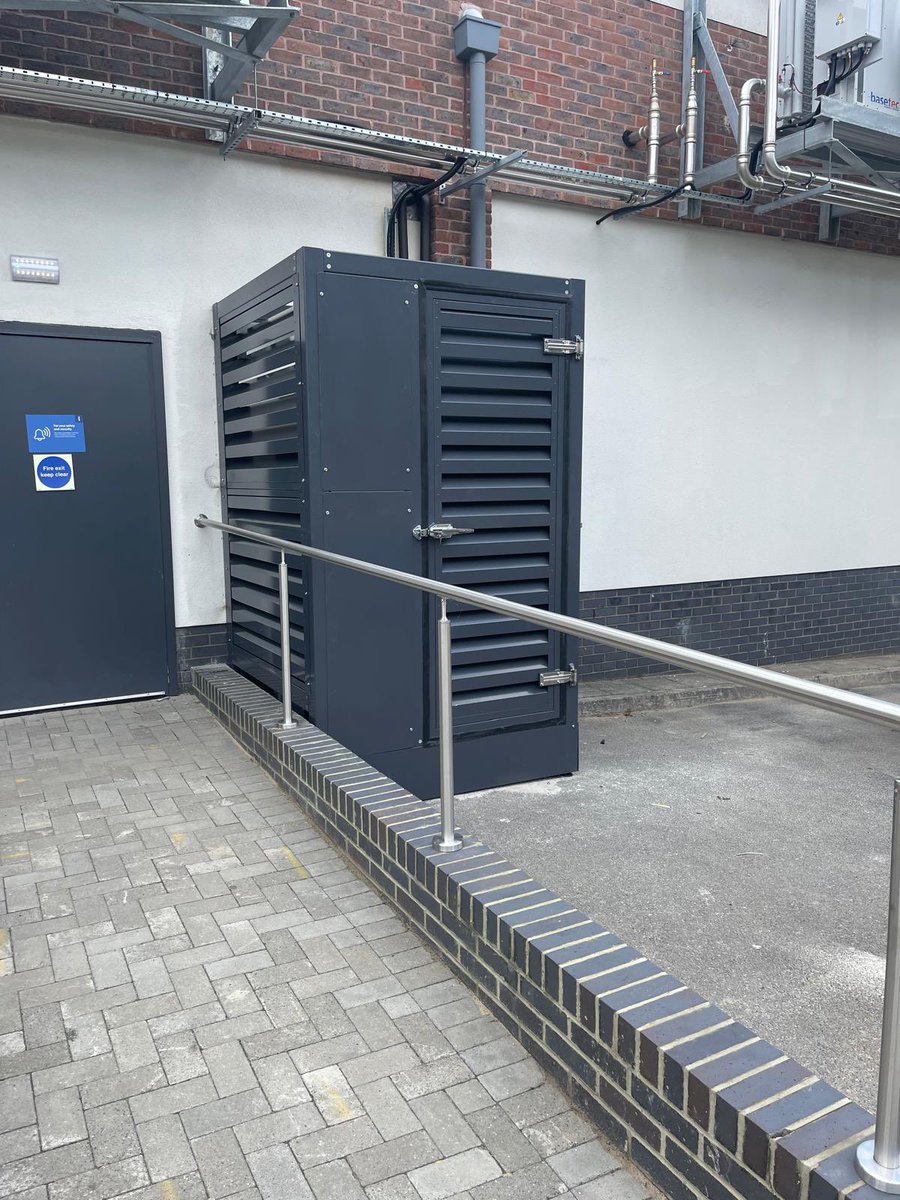 Industrial Noise Reducing Solutions don’t have to make your exterior buildings look unsightly! With Sponmech Safety Systems, they can look this smart👌🖤
Have a problem with noisy generators, loud air con units, or rowdy heat pumps?Sponmech have the noise solution for you!👌