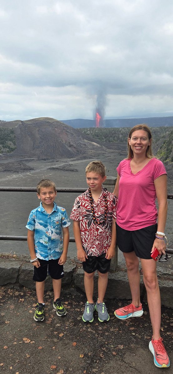 fleshmaj's tweet photo. @Volcanoes_NPS watching #Kilauea eruption. The @USGSVolcanoes youtube live feed was super helpful to get early notice of the eruption. https://t.co/qXen2whfxG