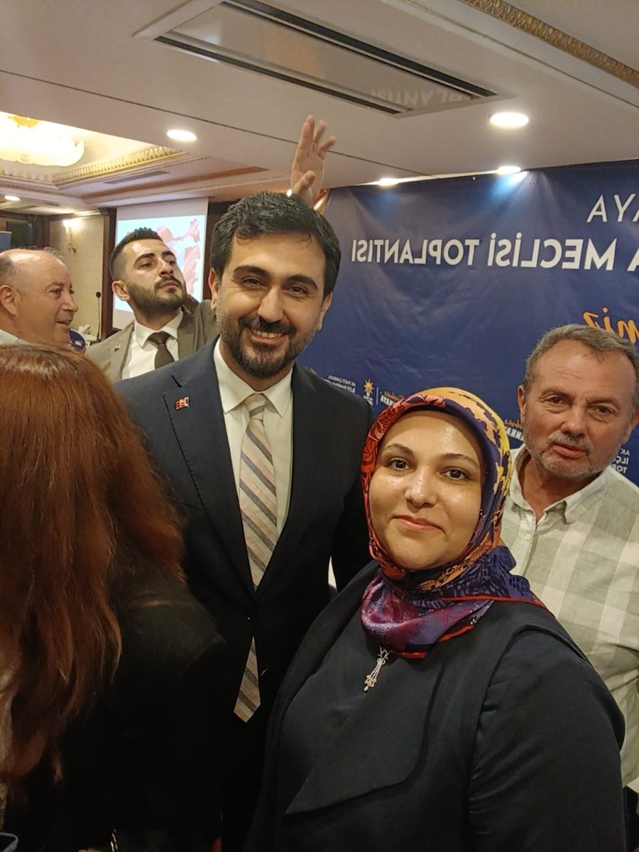 Çankaya İlçe Danışma Kurulu’nun ardından günün yorgunluğunu birlikteliğin gücüyle noktaladık.
İlçe Bşk. Muhammed Baran Karaduman, Kadın Kolları Bşk. Derya Kaytan ve Gençlik Kolları Bşk. Muhammed Duman’a teşekkürler.
Yeni başlangıçlara inşallah. 🤍