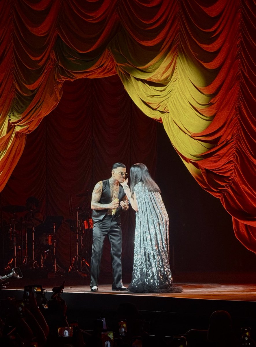 Laura en el concierto de Rauw es un sí ❤️